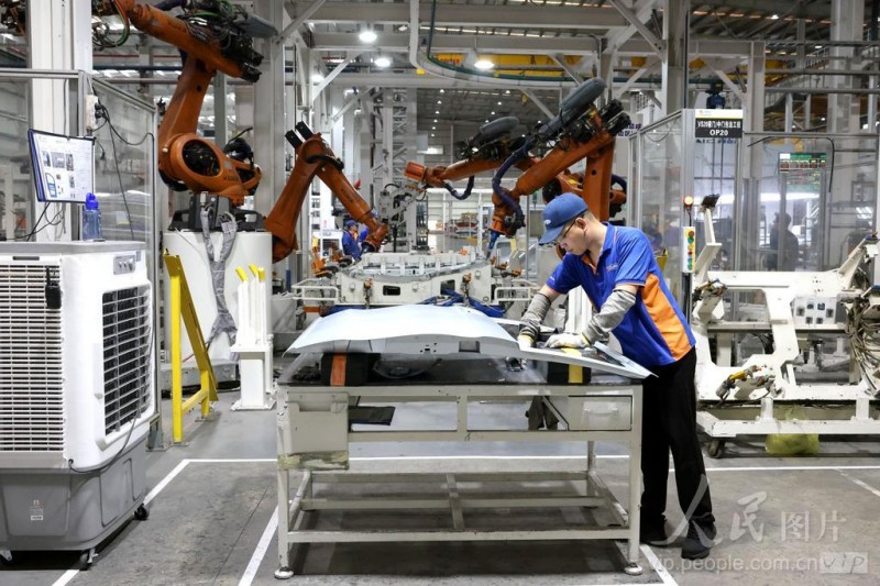 4月16日,在福州荻原泰山友模具冲压有限公司生产车间内，工人在生产汽车车身钣金件产品。