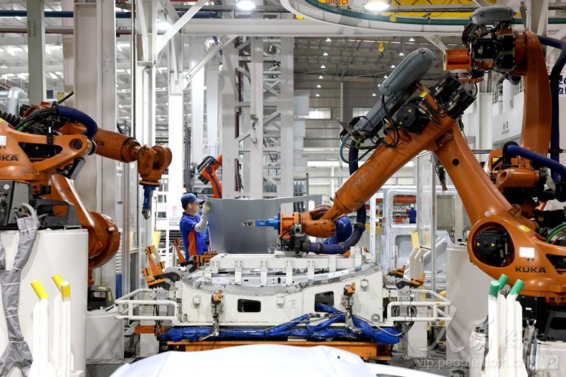 4月16日，在福州荻原泰山友模具冲压有限公司生产车间内，机器人在赶制汽车车身钣金件产品。