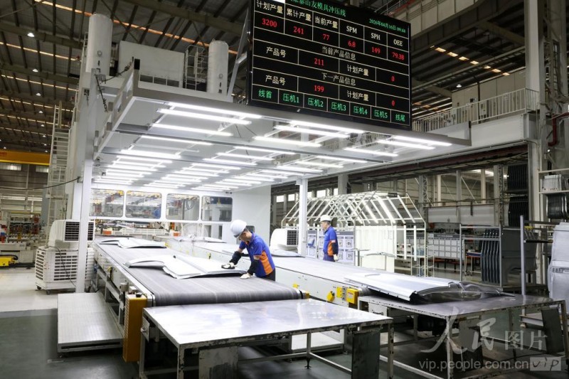 4月16日,在福州荻原泰山友模具冲压有限公司生产车间内，工人在生产汽车车身钣金件产品。