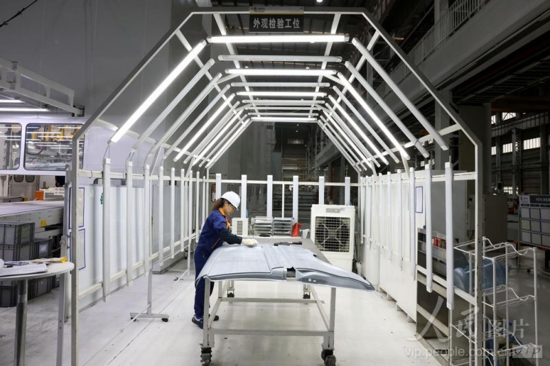 4月16日,在福州荻原泰山友模具冲压有限公司生产车间内，工人在检验汽车车身钣金件外观。