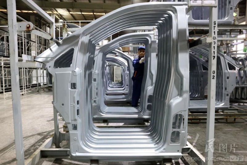 4月16日,在福州荻原泰山友模具冲压有限公司生产车间内，工人在检测汽车车身钣金件产品。