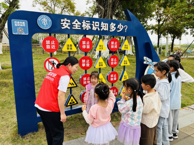 平安产险泉州中心支公司：深耕“一老一小”  筑牢国安防线