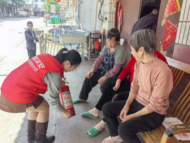 平安产险泉州中心支公司：深耕“一老一小”  筑牢国安防线