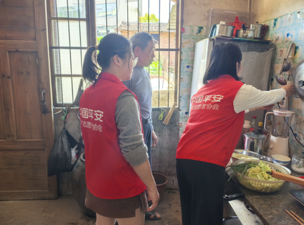 平安产险泉州中心支公司：深耕“一老一小”  筑牢国安防线