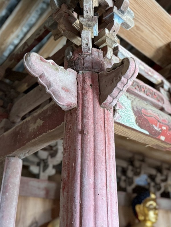 正殿内的神龛瓜棱柱、碗斗及斗拱。福建日报社记者 黄琼芬 摄