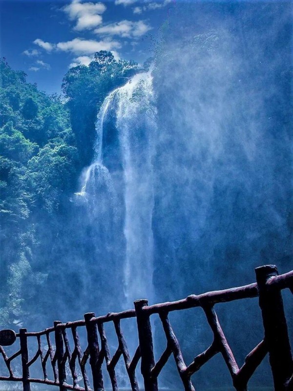 栈道飞瀑 黄锦霞 摄