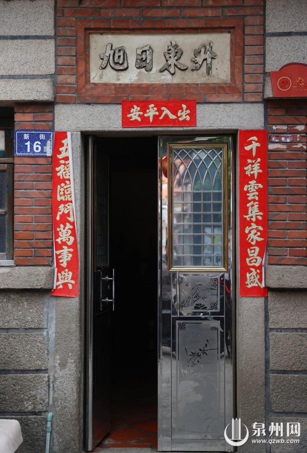 闽南红砖古厝经典的吉祥门匾