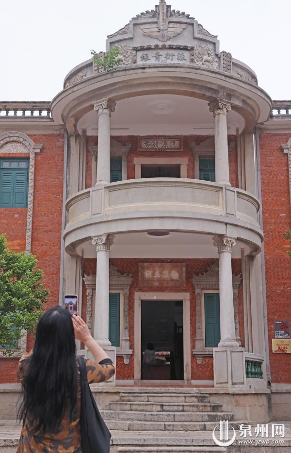 花巷的傅氏洋楼门匾“银青衍派”