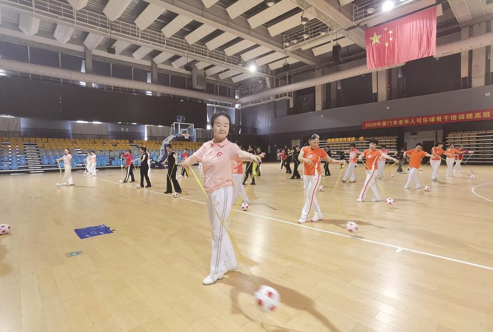 厦门：健身新宠走红 银发族玩出“年轻态”