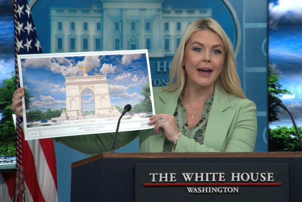 近千人对特朗普“凯旋门”发表意见 百分之百反对