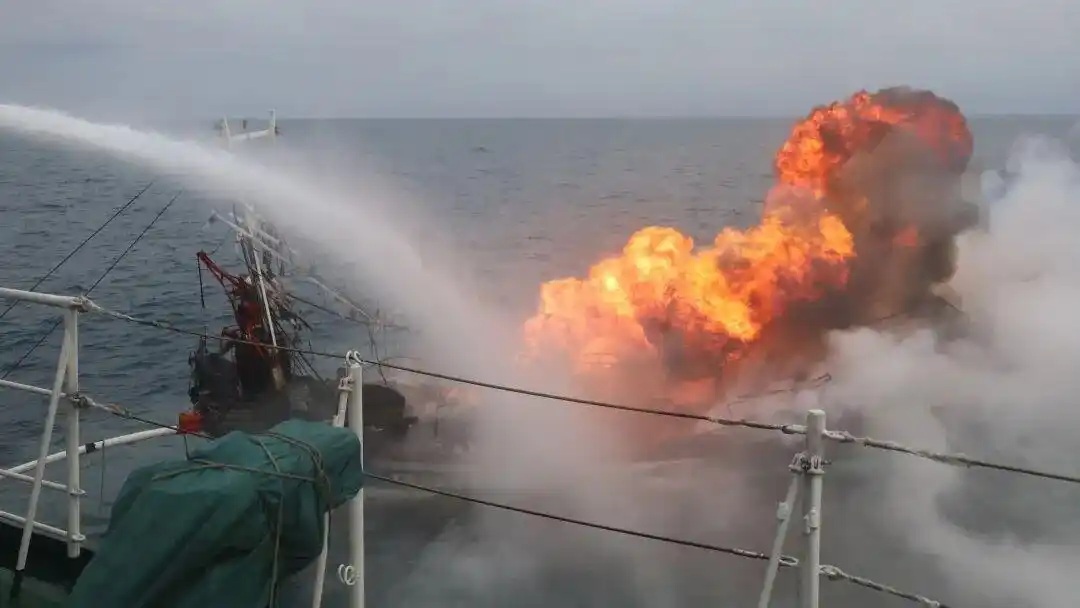 中国海警位钓鱼岛海域紧急救援中国台湾籍渔船