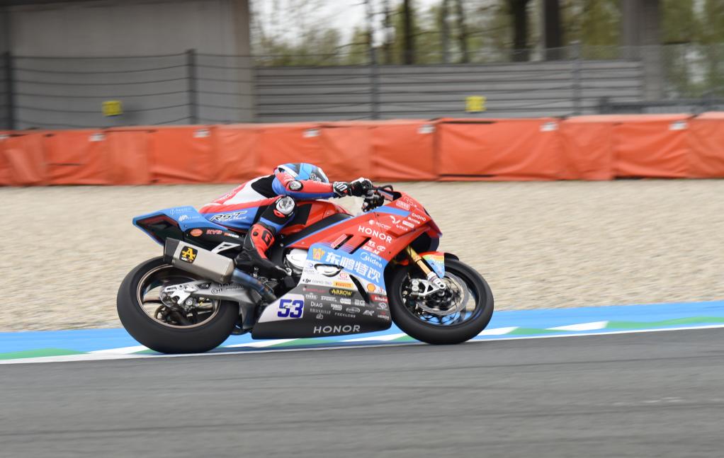 世界超级摩托车锦标赛荷兰站：首回合正赛战罢 张雪机车获得第四名