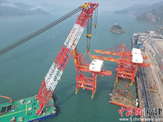 福州港羅源灣港區(qū)迎來三臺(tái)“世界級(jí)”卸船機(jī) 刷新國(guó)內(nèi)同類設(shè)備吊裝紀(jì)錄