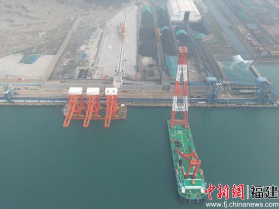 福州港羅源灣港區(qū)迎來三臺(tái)“世界級(jí)”卸船機(jī) 刷新國(guó)內(nèi)同類設(shè)備吊裝紀(jì)錄