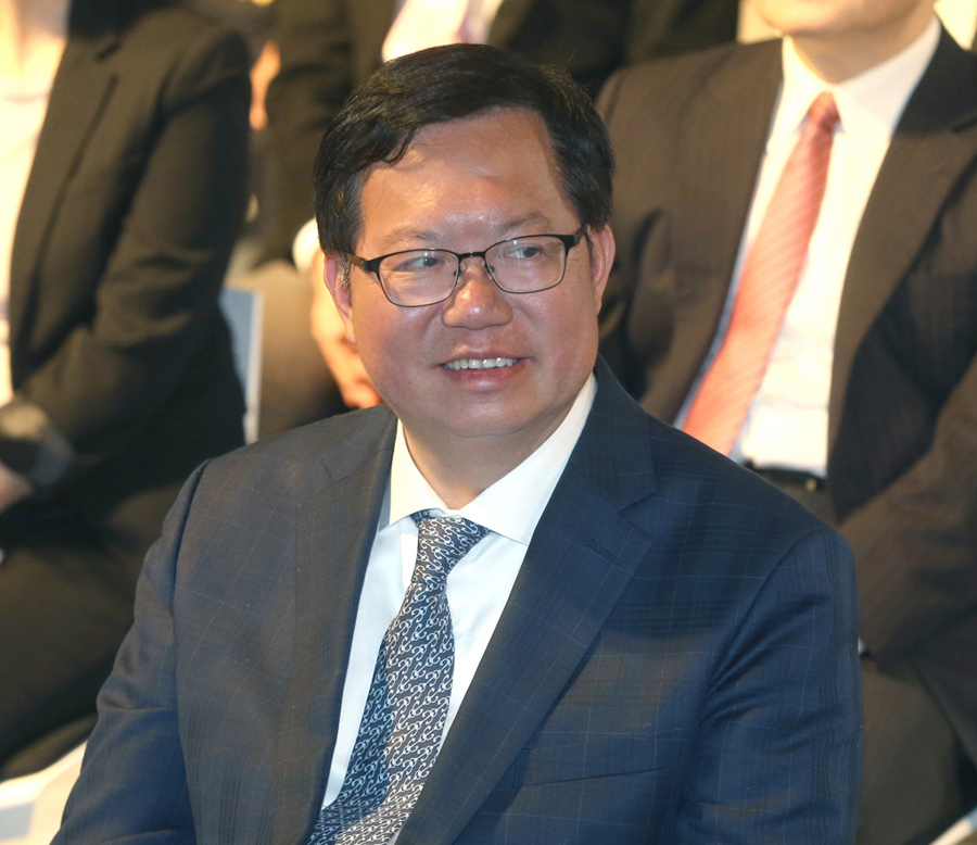 涉贪案拖延一年半才开审！郑文灿前脚出庭，后脚就由台法务部门前高官陪着吃席