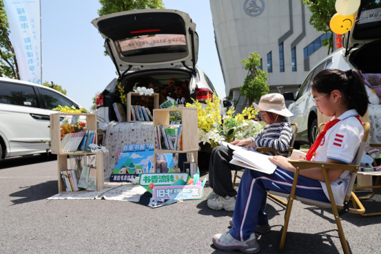 福鼎：“草坪读书会”变身移动书市 后备箱里的“诗与远方”