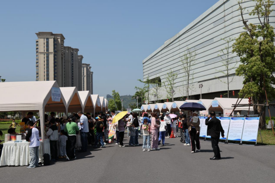 福鼎：“草坪读书会”变身移动书市 后备箱里的“诗与远方”