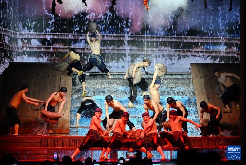 4月18日，演员在《再回闽南》现场演出。新华社记者 林善传 摄