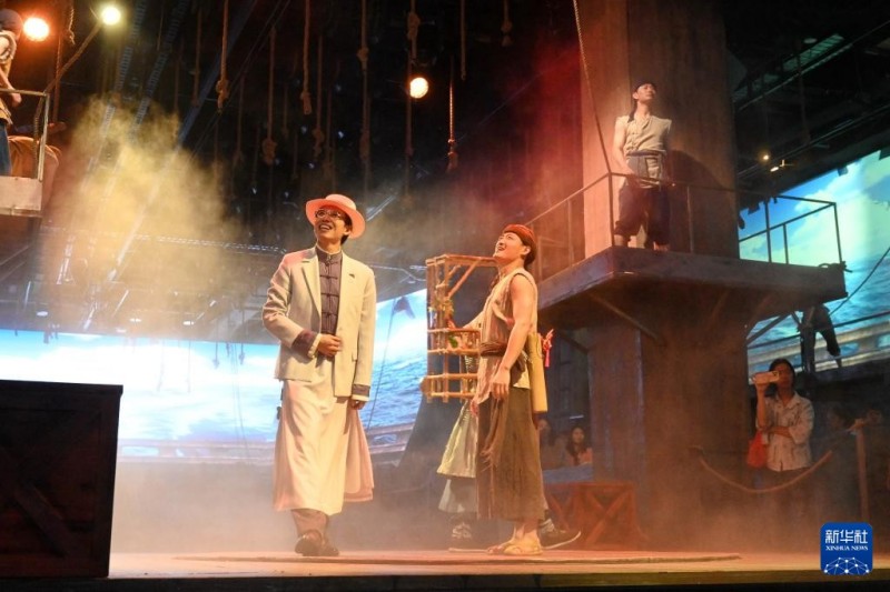 4月16日，演员在《再回闽南》现场演出。新华社记者 林善传 摄