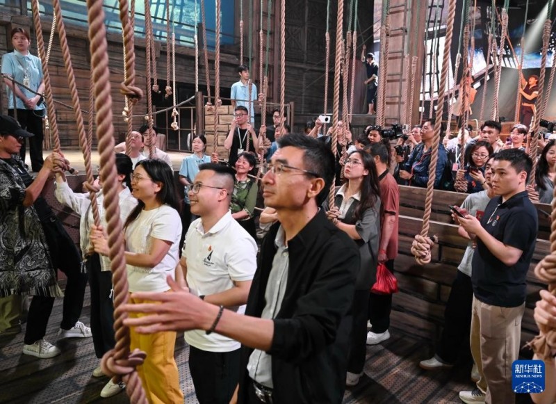 4月16日，观众参与《再回闽南》演出互动。新华社记者 林善传 摄