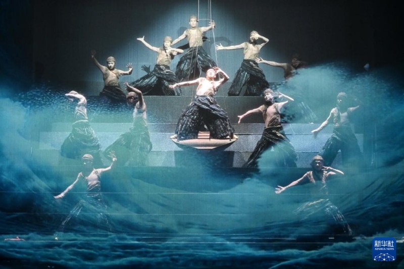 4月18日，演员在《再回闽南》现场演出。新华社记者 林善传 摄