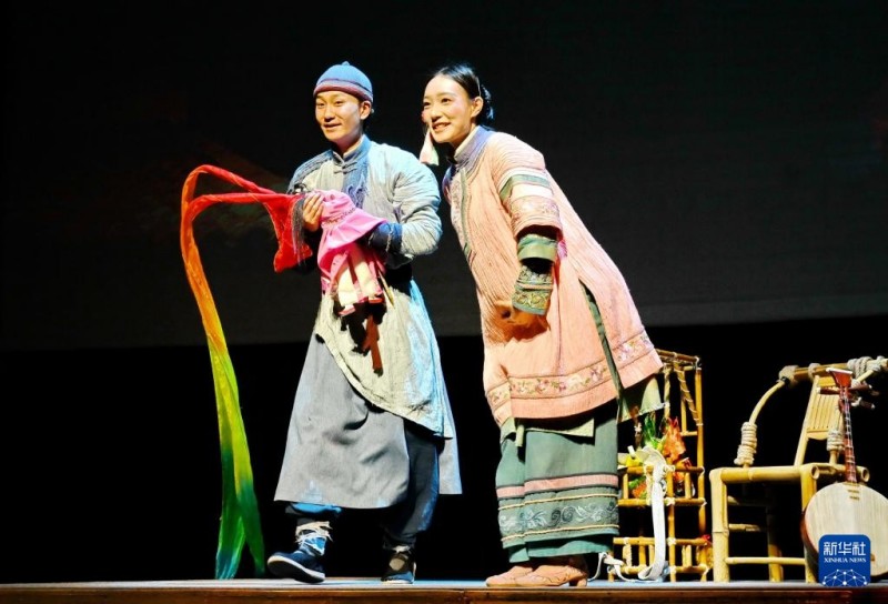 4月16日，演员在《再回闽南》现场演出。新华社记者 林善传 摄