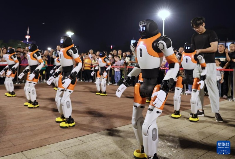 4月19日，在福州五一广场，工作人员在为机器人路演做准备。新华社记者 姜克红 摄
