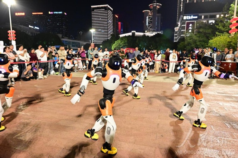 4月19日，在福州五一广场，市民观看机器人表演。