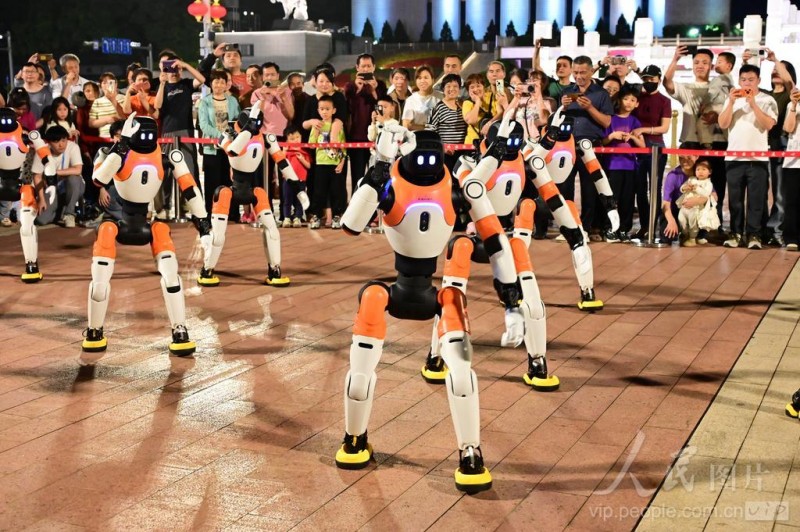 4月19日，在福州五一广场，市民观看机器人表演。