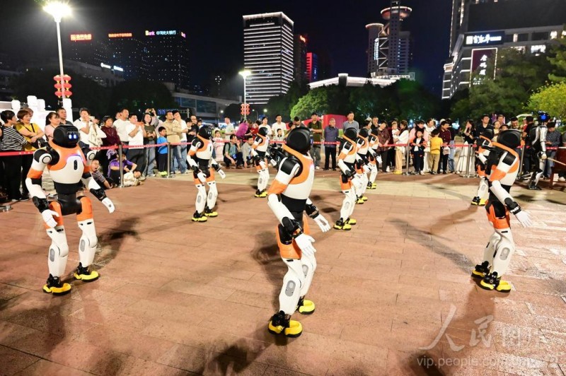 4月19日，在福州五一广场，市民观看机器人表演。