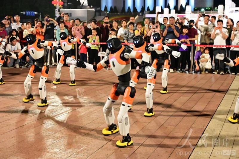 4月19日，在福州五一广场，市民观看机器人表演。