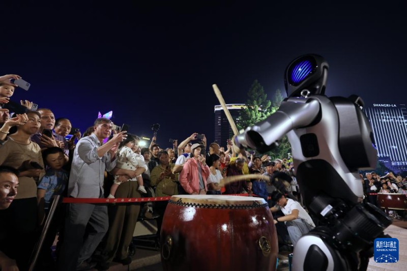 4月19日，在福州五一广场，市民观看机器人表演。新华社记者 姜克红 摄