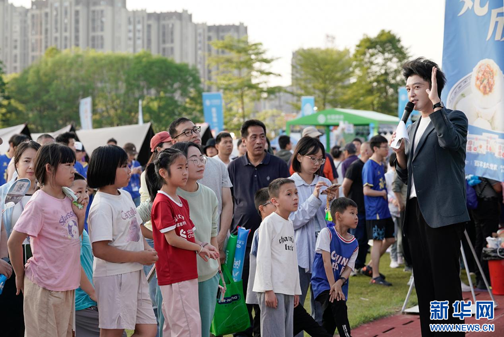 小朋友们在嘉年华活动中参加福州文旅知识问答。新华网 蒋巧玲 摄
