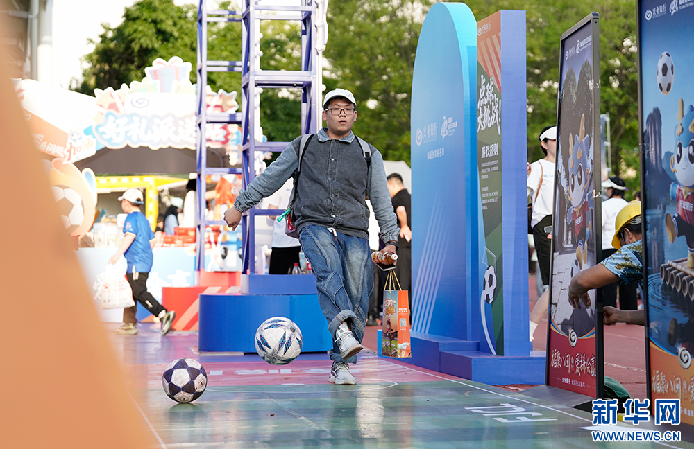 一位球迷在嘉年华活动中体验足球射门。新华网 蒋巧玲 摄