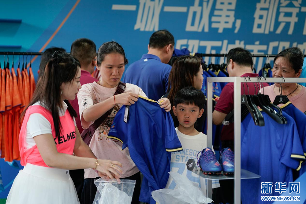 市民游客在“闽超”官方商品售卖店选购福州队球衣。新华网 蒋巧玲 摄