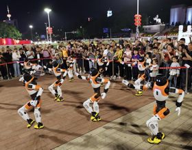 具身智能机器人路演亮相福州五一广场