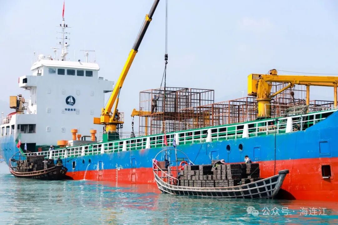 近19亿粒（约500万笼）鲍鱼将分批搭乘活水运输船，从连江前往山东度夏。