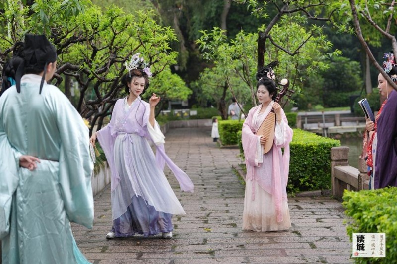 身着汉服的少女们在柳堤翩翩起舞。记者 包华 摄