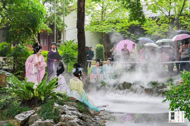 西湖上巳节《西湖春禊》表演，吸引众多游人观看。记者 包华 摄