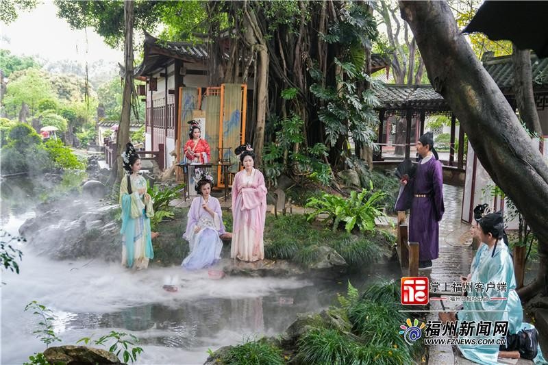 西湖社的文人聚集在曲水流觞间饮酒作诗，以文会友，以诗交心。记者 包华 摄