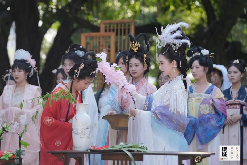 西湖公园上巳文化活动的“祓除衅浴”之礼。记者 包华 摄