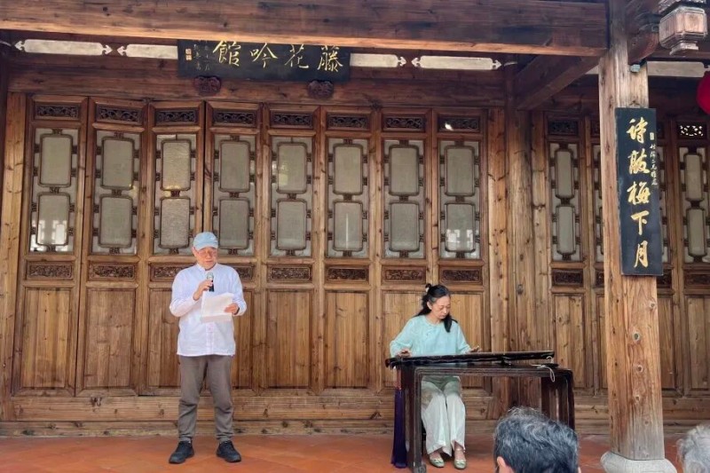 嘉宾们在三坊七巷共同品读诗词、感悟古厝底蕴、致敬人文精神。新华网发（主办方供图）