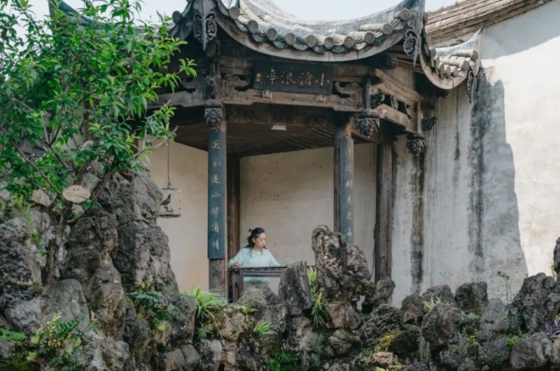 小黄楼东花厅里，古琴演奏与园林景致相映成趣。新华网发（主办方供图）