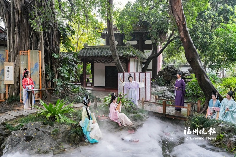 西湖社的文人聚集在曲水流觞间饮酒作诗，以文会友，以诗交心。记者 包华 摄