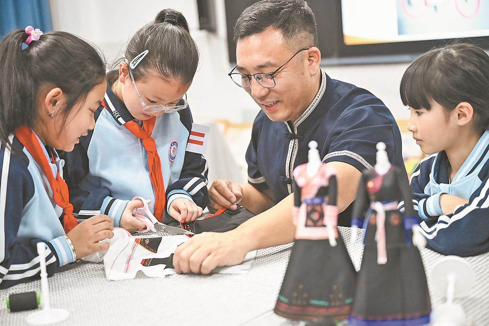 闽东畲衣制作进校园