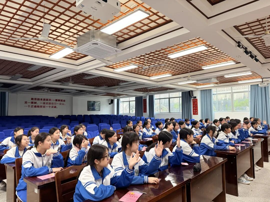 “春蕾计划”进校园 为女生送上自护“锦囊”