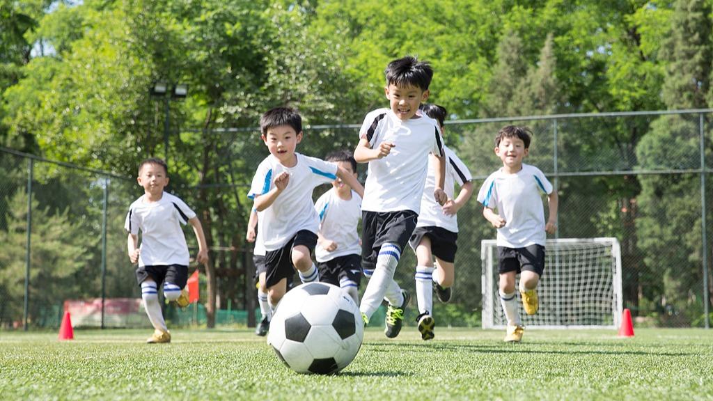 乐见“教师天团”校园传技，绿茵逐梦