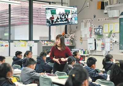 宜宾市人民路小学录制&ldquo;网链共享计划&rdquo;教学课程。王浚录摄