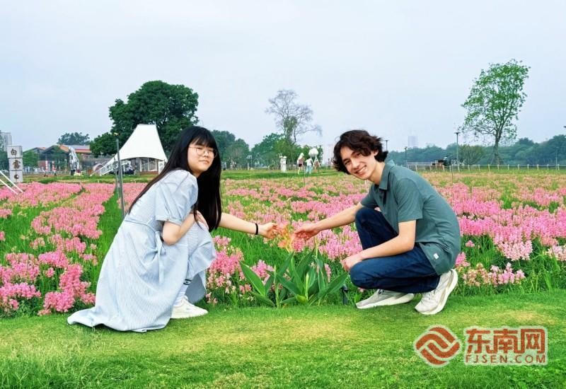 瑞利与刘智恩在漳州九龙江畔的“龙江岁月”景区。记者 李景锋 摄