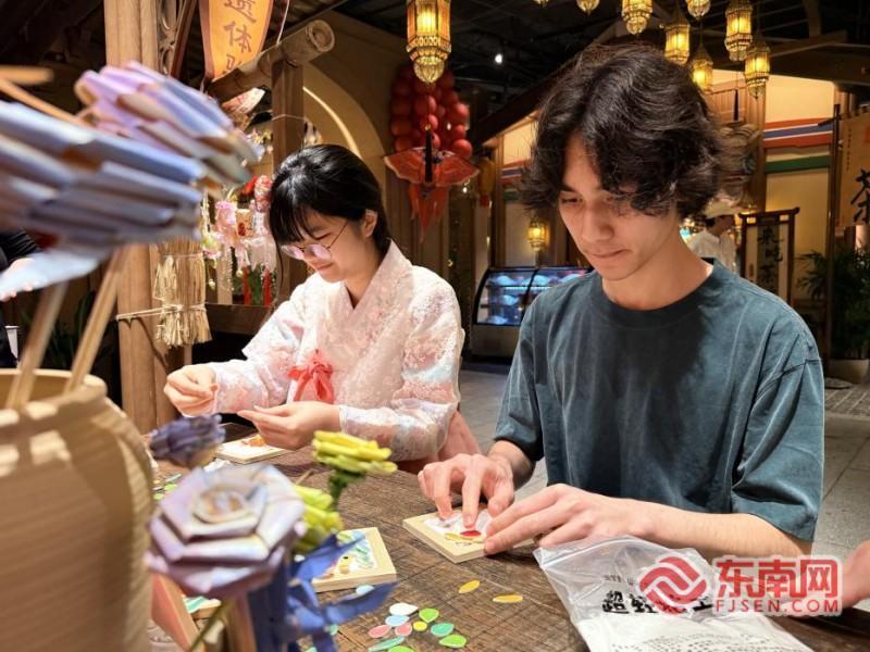 瑞利与刘智恩在“屿见闽南·时光幻境”体验剪瓷雕。记者 李景锋 摄